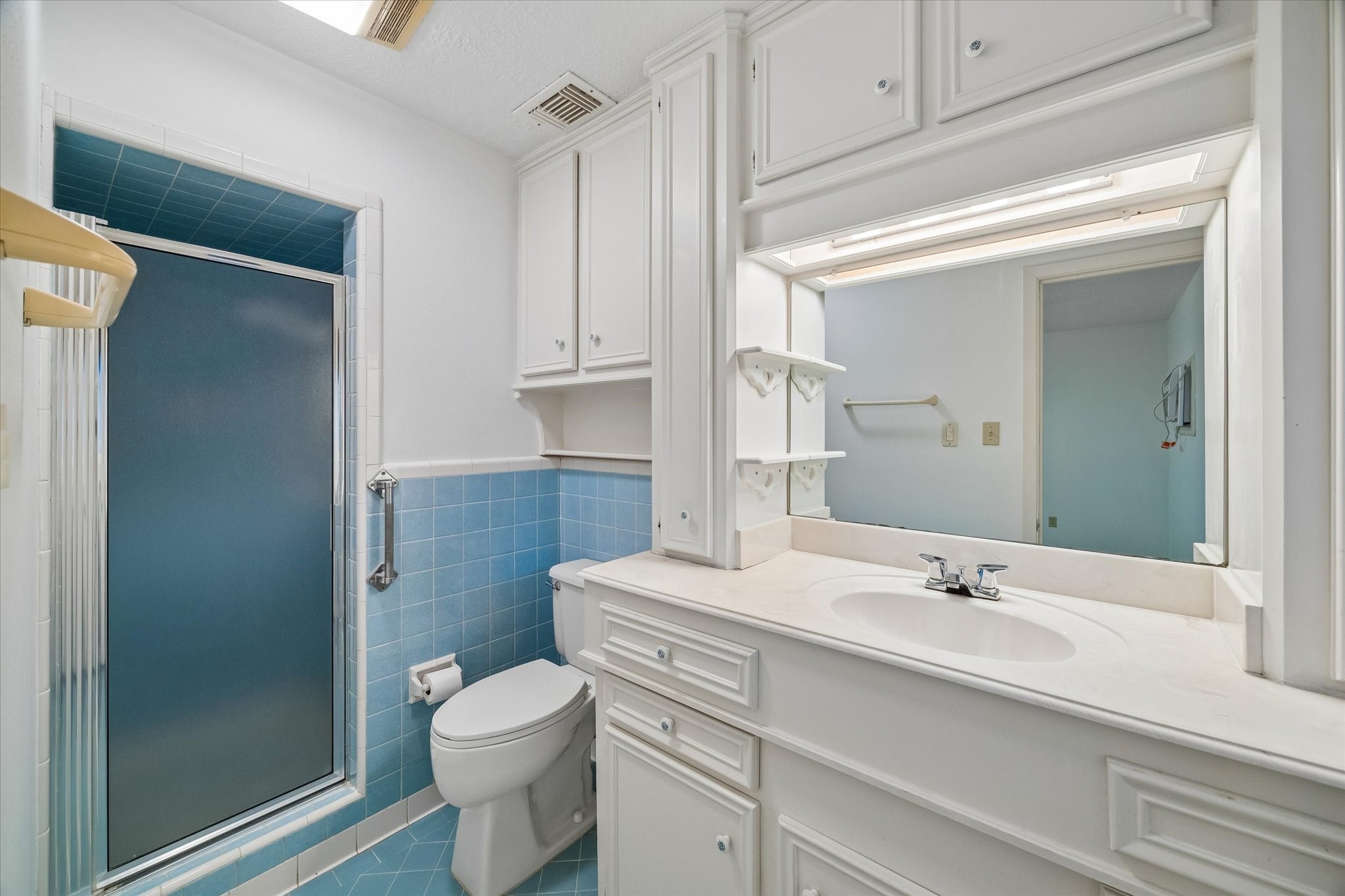 5515 Sylmar Road Houston, TX 77081 - Photo 22 of 28 En-suite bath of third (and largest bedroom) downstairs.