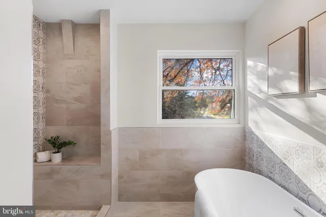 a view of a house with backyard and trees