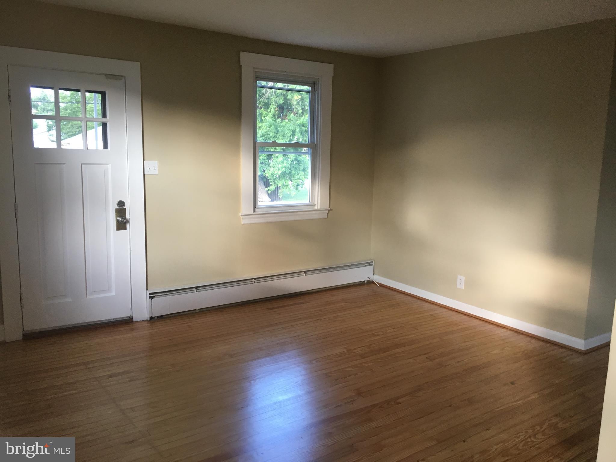 8460 Rugby Road Pasadena, MD 21122 - Photo 5 of 29 Living Room