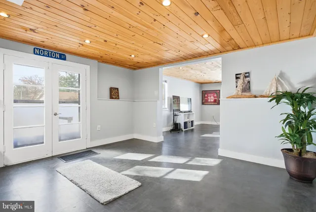 a view of livingroom with furniture