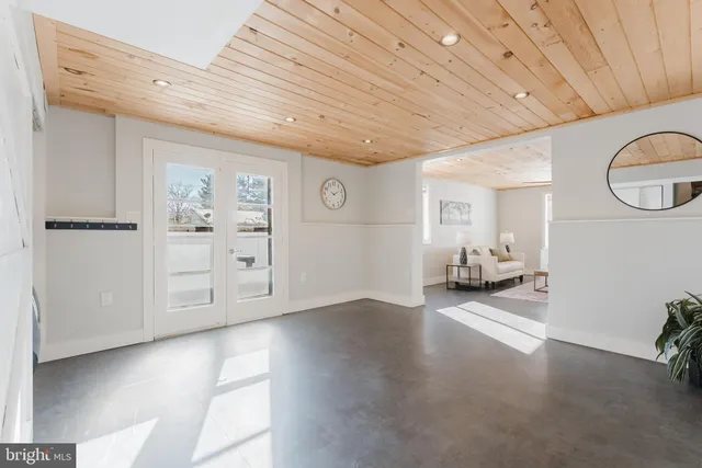 a view of a livingroom with furniture
