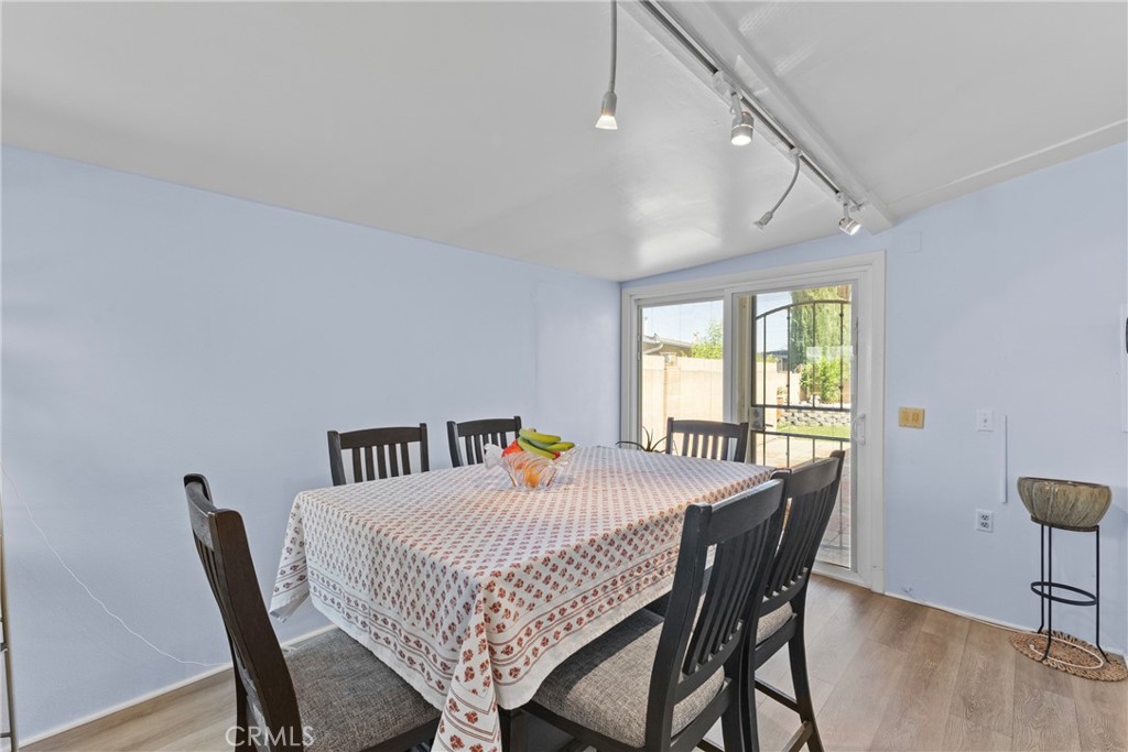 541 Shasta Way Hemet, CA 92543 - Photo 12 of 34 a view of a dining room with furniture