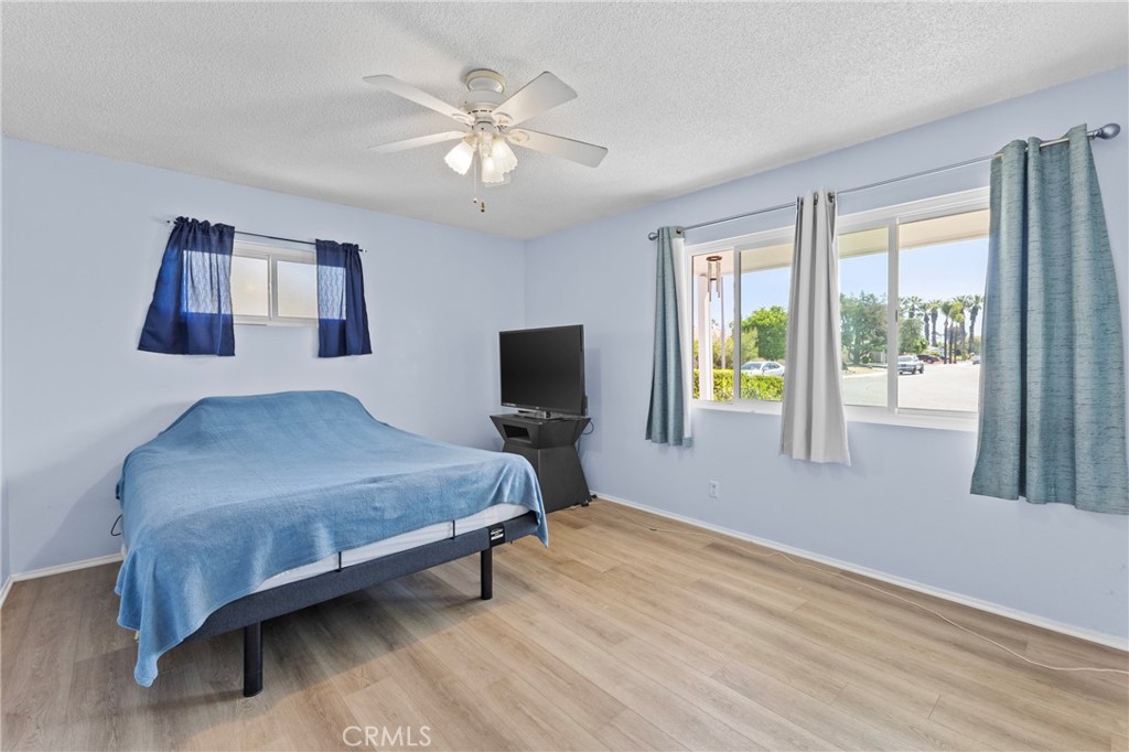 541 Shasta Way Hemet, CA 92543 - Photo 13 of 34 a bedroom with a bed and a window