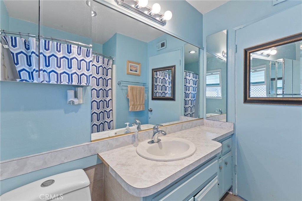 541 Shasta Way Hemet, CA 92543 - Photo 14 of 34 a bathroom with a sink and a mirror