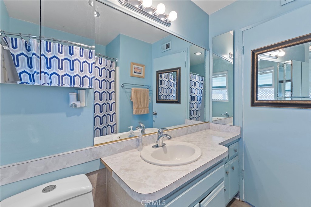 541 Shasta Way Hemet, CA 92543 - Photo 17 of 34 a bathroom with a sink and a mirror