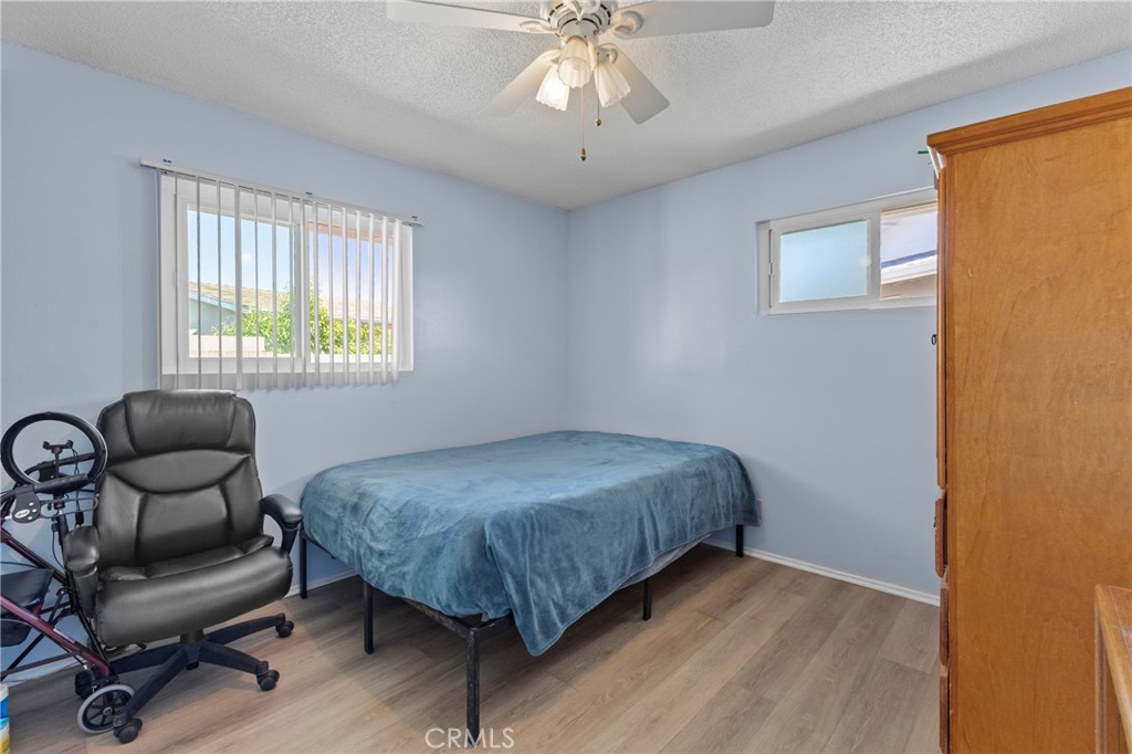 541 Shasta Way Hemet, CA 92543 - Photo 18 of 34 a bedroom with a bed chair and a window