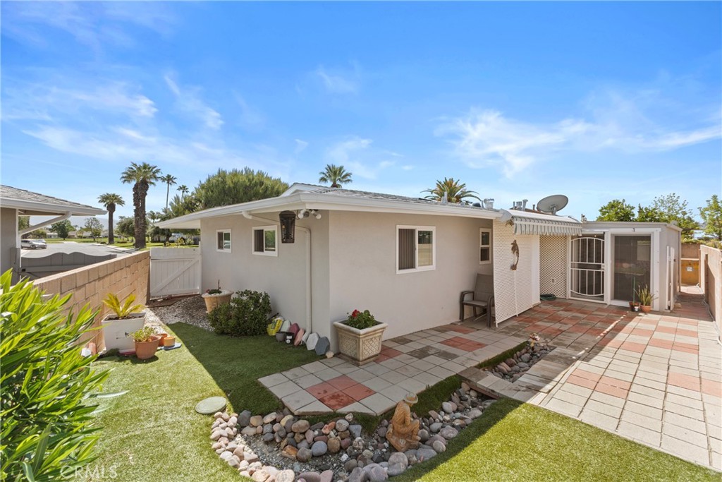 541 Shasta Way Hemet, CA 92543 - Photo 19 of 34 a view of a house with backyard