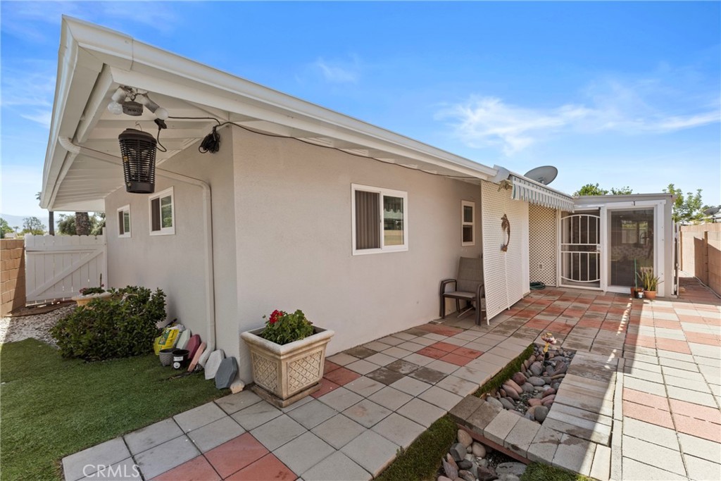 541 Shasta Way Hemet, CA 92543 - Photo 21 of 34 a front view of a house with entryway