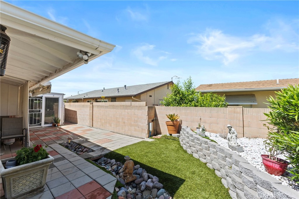 541 Shasta Way Hemet, CA 92543 - Photo 23 of 34 a view of a backyard of the house