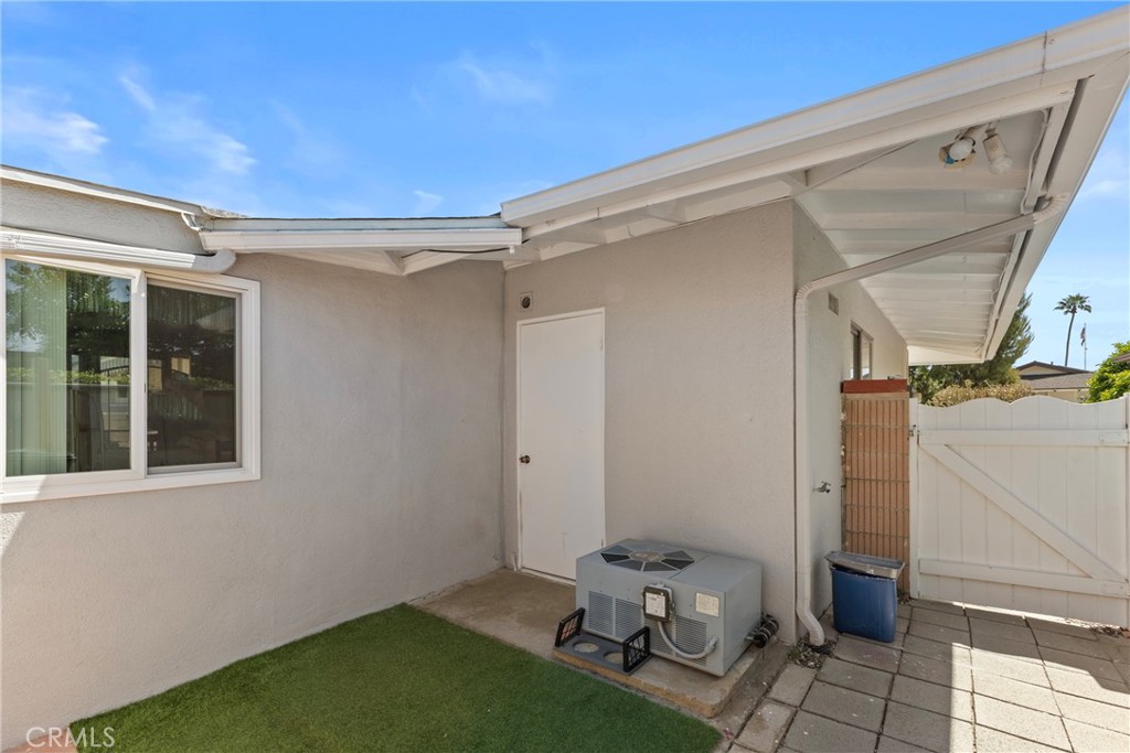 541 Shasta Way Hemet, CA 92543 - Photo 24 of 34 a view of an empty room with a window