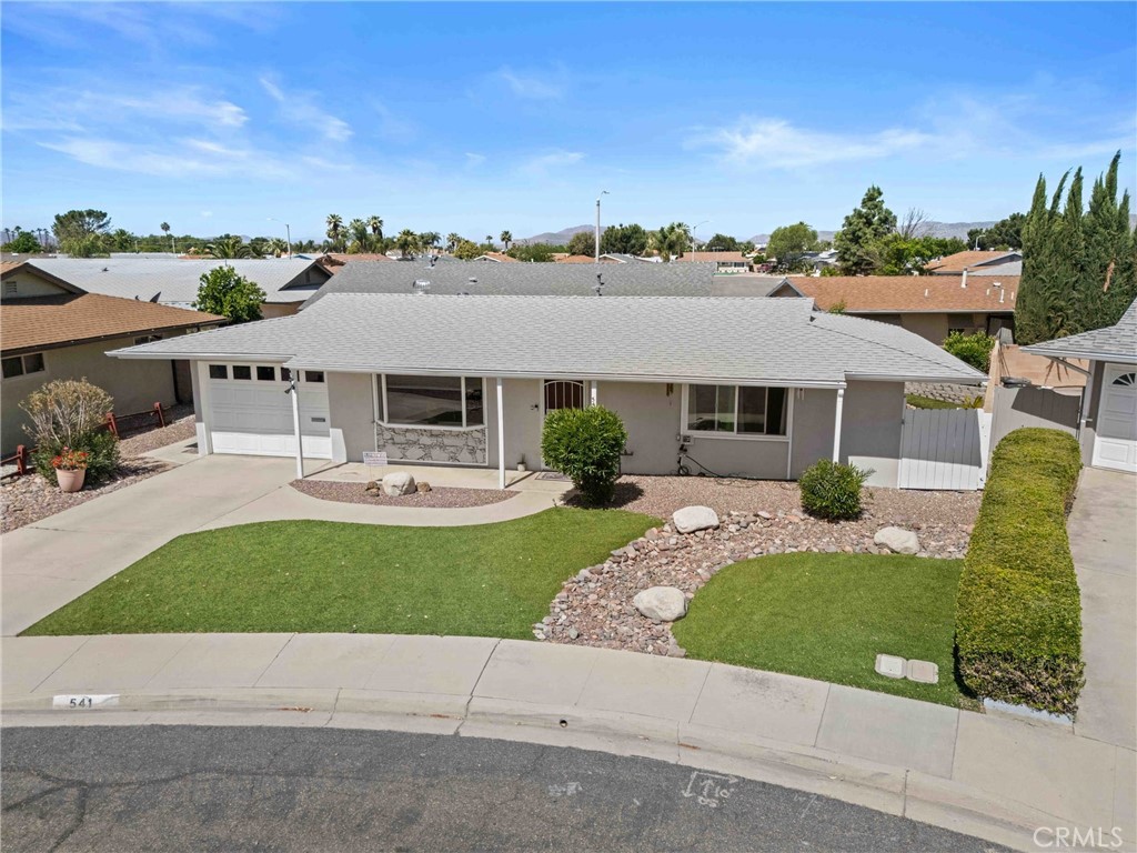 541 Shasta Way Hemet, CA 92543 - Photo 32 of 34 a front view of a house with garden