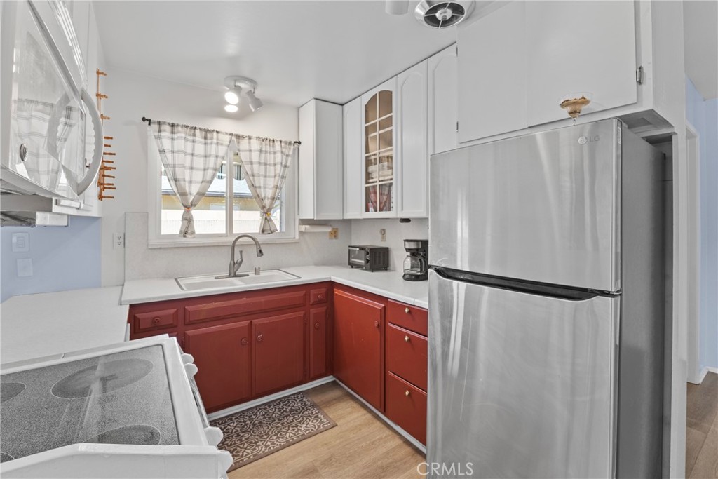 541 Shasta Way Hemet, CA 92543 - Photo 7 of 34 a kitchen with stainless steel appliances granite countertop a refrigerator sink and cabinets