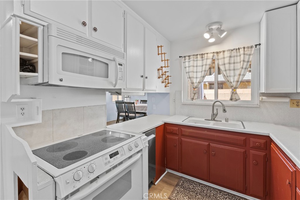 541 Shasta Way Hemet, CA 92543 - Photo 8 of 34 a kitchen with stainless steel appliances granite countertop a sink stove and cabinets