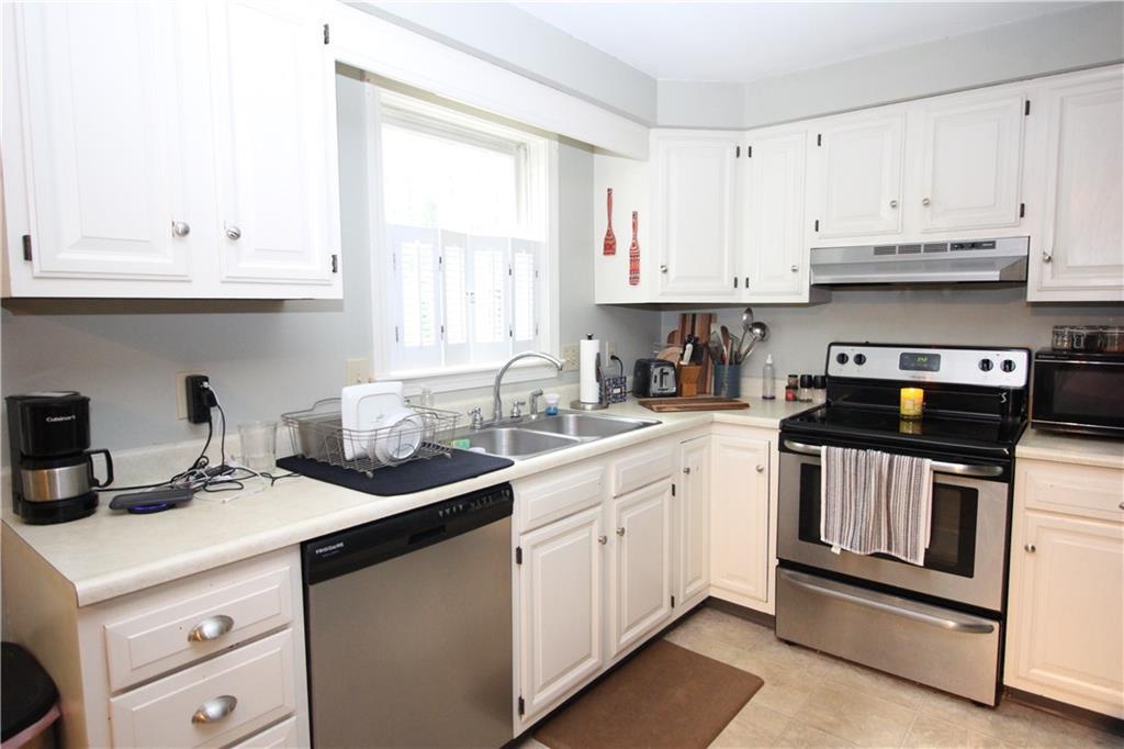 4 Beaver Dam Road South Berwick, ME 03908 - Photo 8 of 32 Stainless steel appliances included