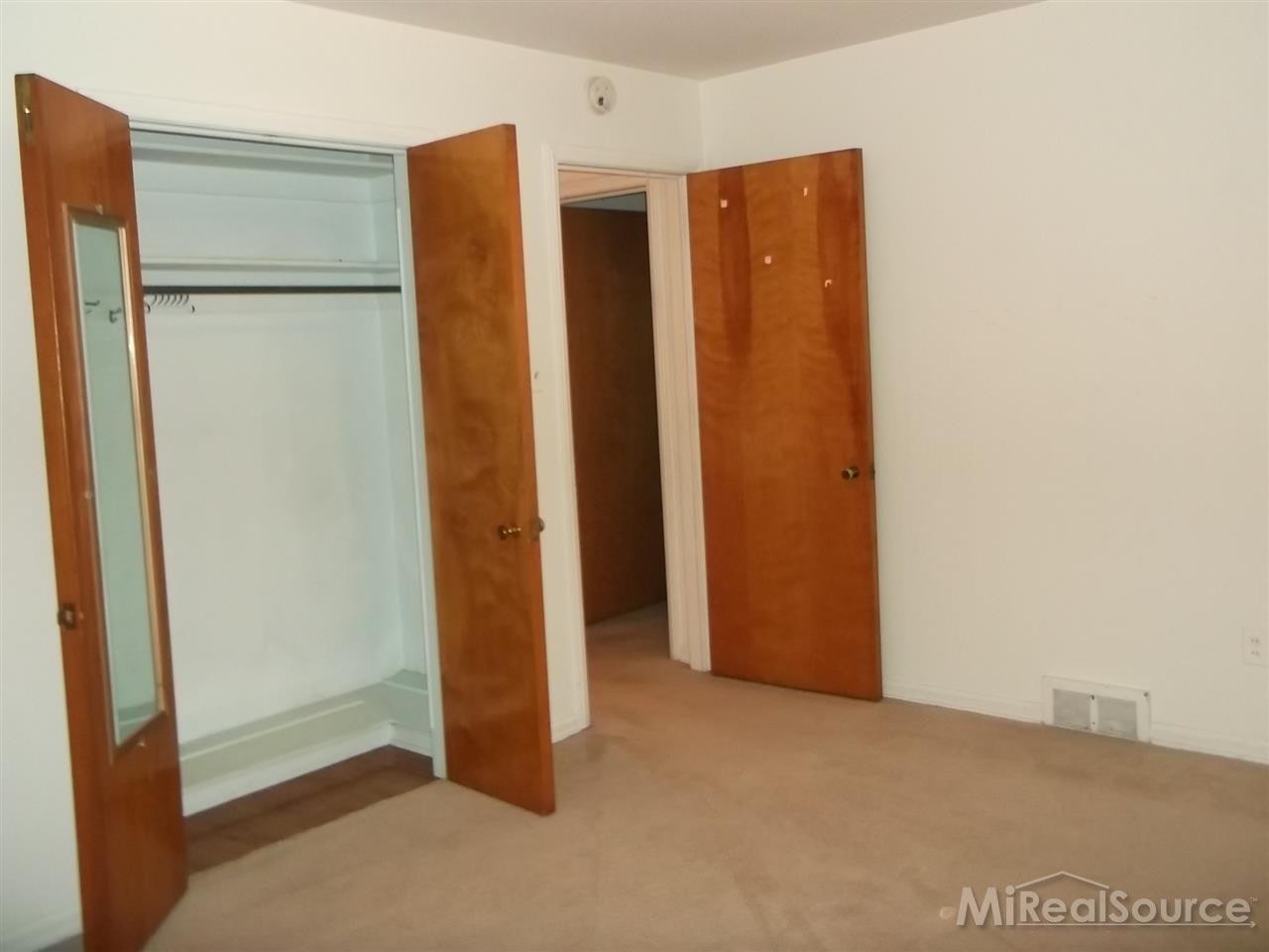 887 Harcourt Road Grosse Pointe, MI 48230 - Photo 14 of 25 31233849-13.JPG