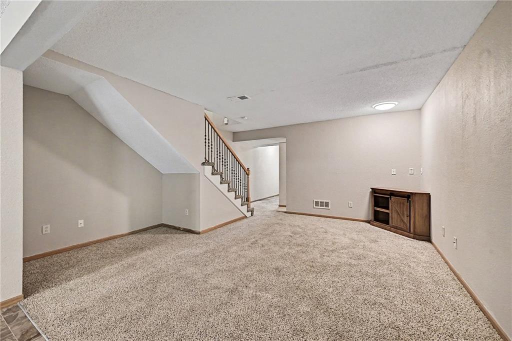 210 North Pointe Lane Raymore, MO 64083 - Photo 4 of 32