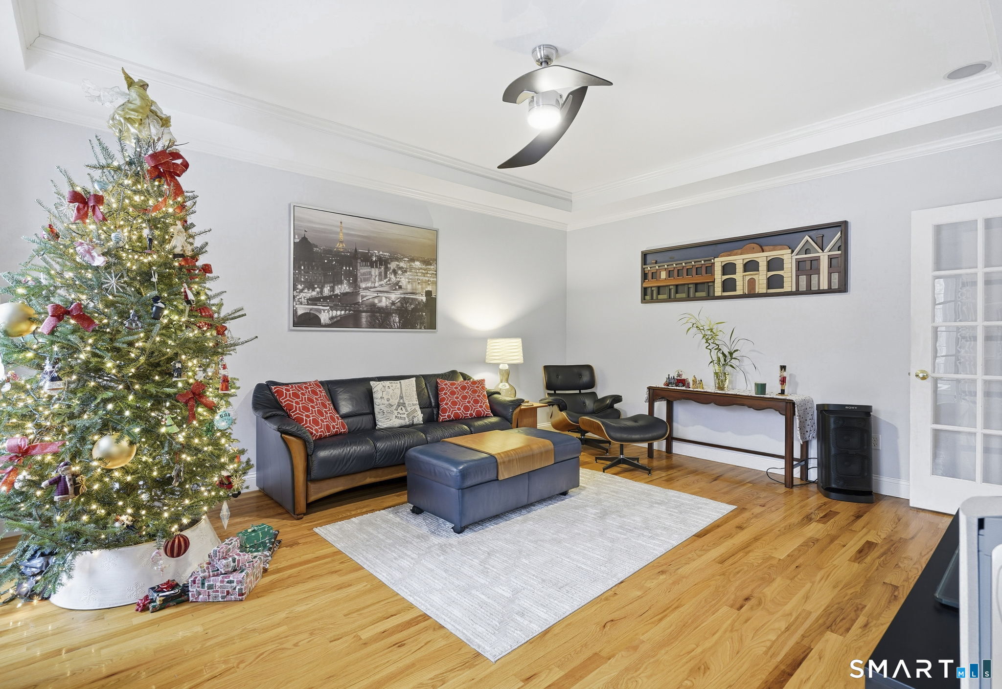 24 Scott Road Oxford, CT 06478 - Photo 6 of 39 a living room with furniture and a potted plant