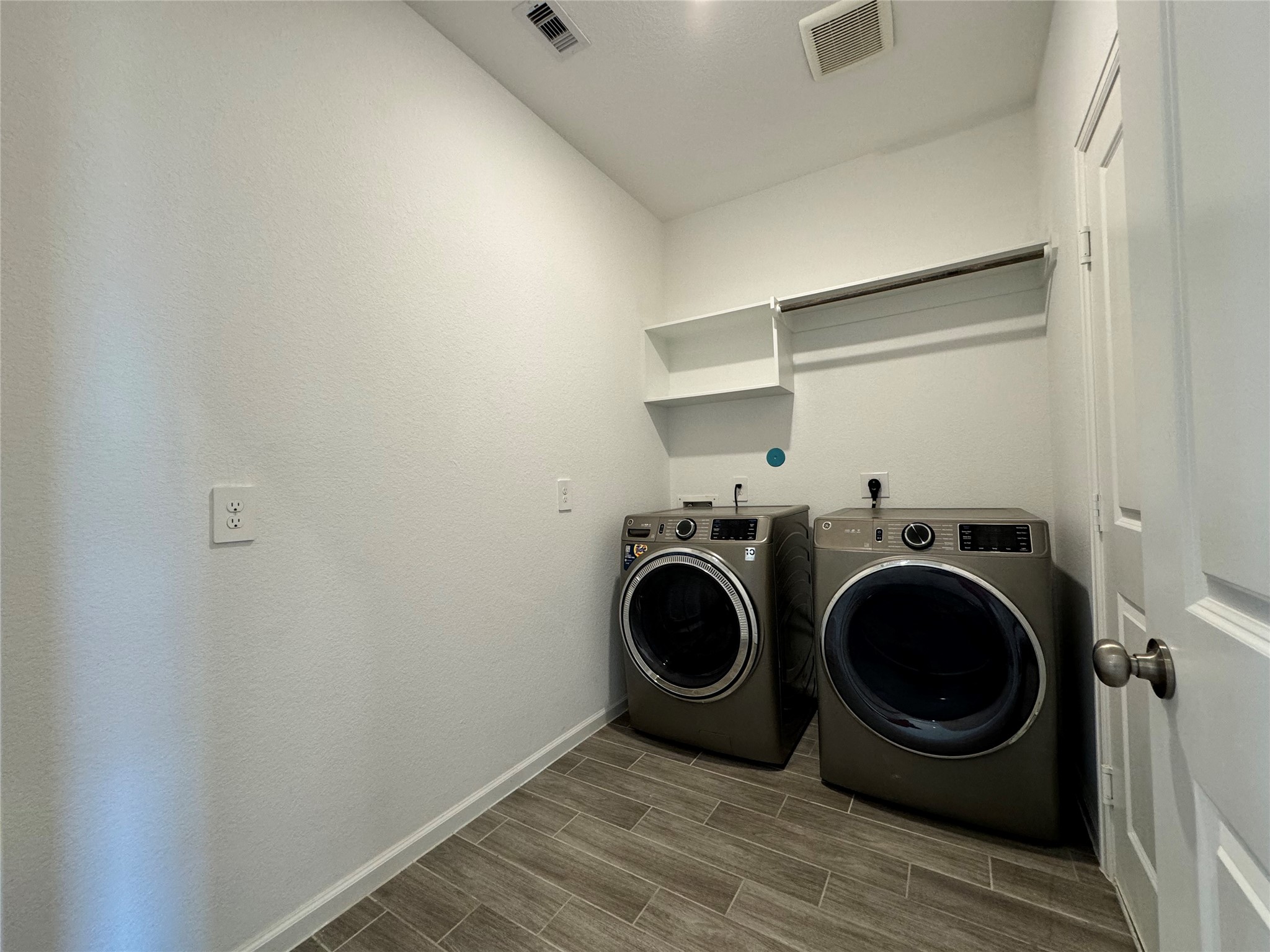 17311 Grand Canyon Road Conroe, TX 77302 - Photo 25 of 28 a utility room with dryer and washer
