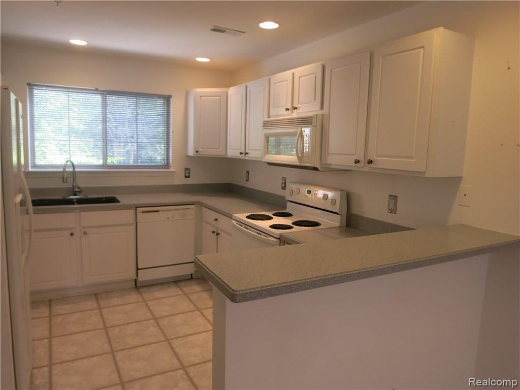 16956 Farmington Road, Unit 23 Livonia, MI 48154 - Photo 4 of 32