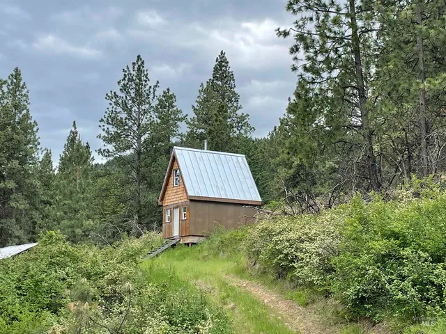 $90,000 | 1221 Shady Lane, Desmet, ID 83824