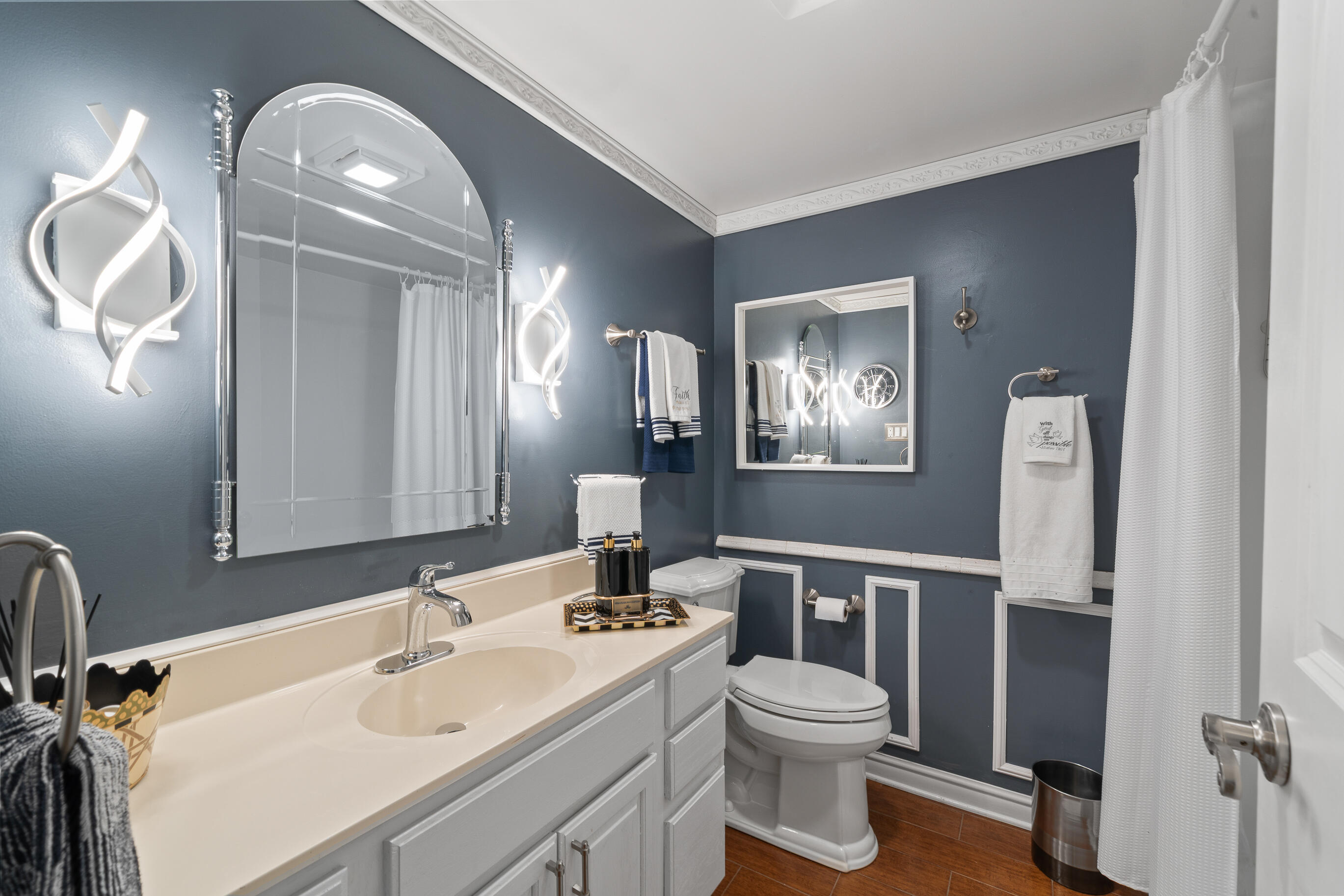 262 Castle Terrace Avenue Fontana, WI 53125 - Photo 23 of 38 Main Level 2nd Bathroom