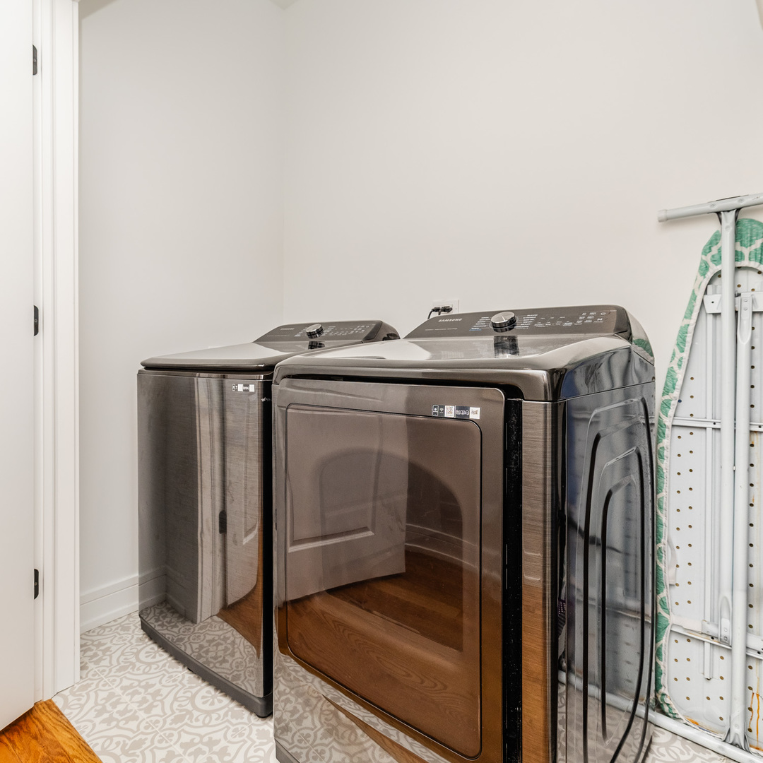 5739 West Grover Street Chicago, IL 60630 - Photo 20 of 38 a utility room with dryer and washer