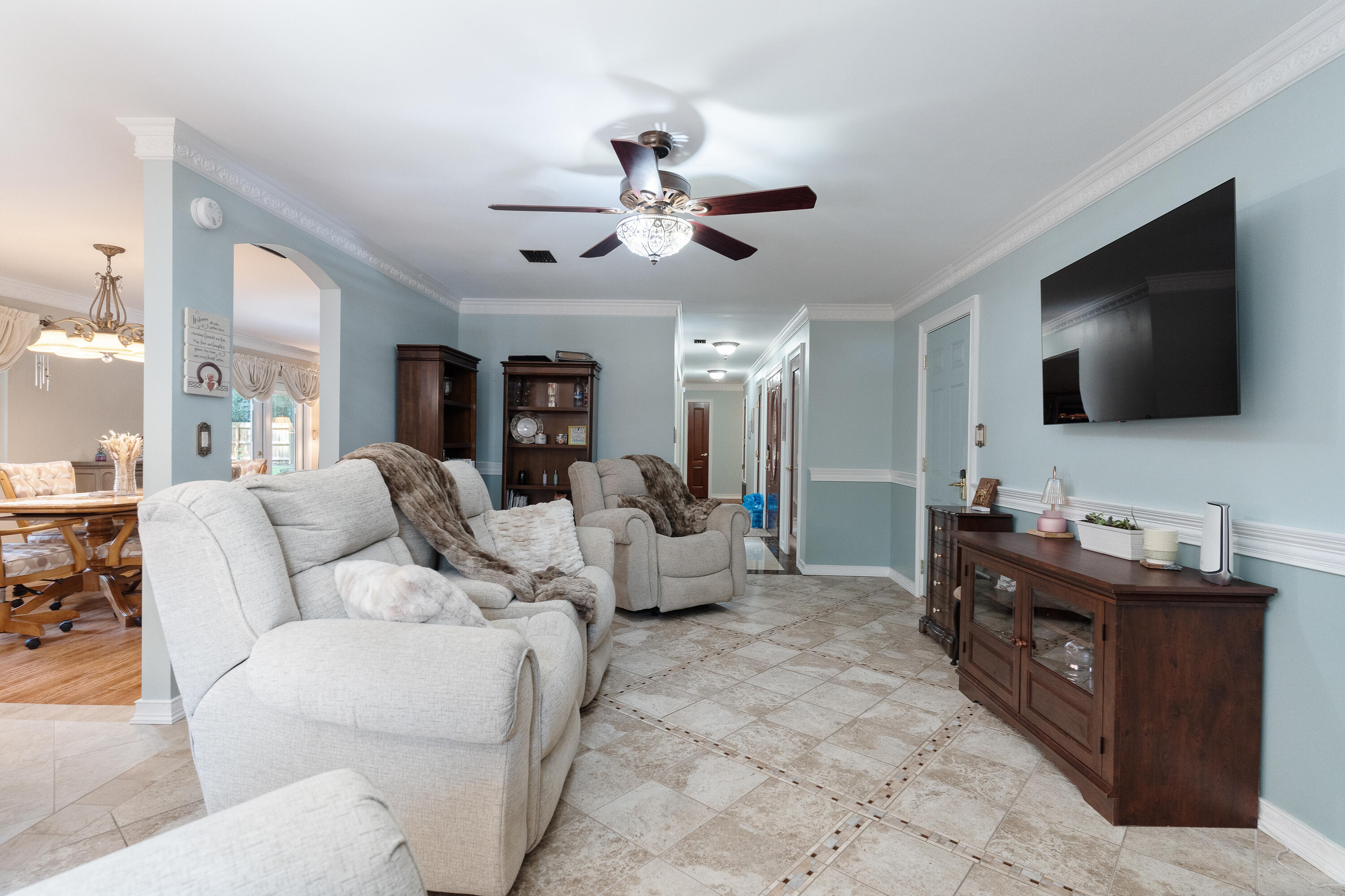 149 Raintree Boulevard Niceville, FL 32578 - Photo 10 of 72 a living room with furniture and a flat screen tv