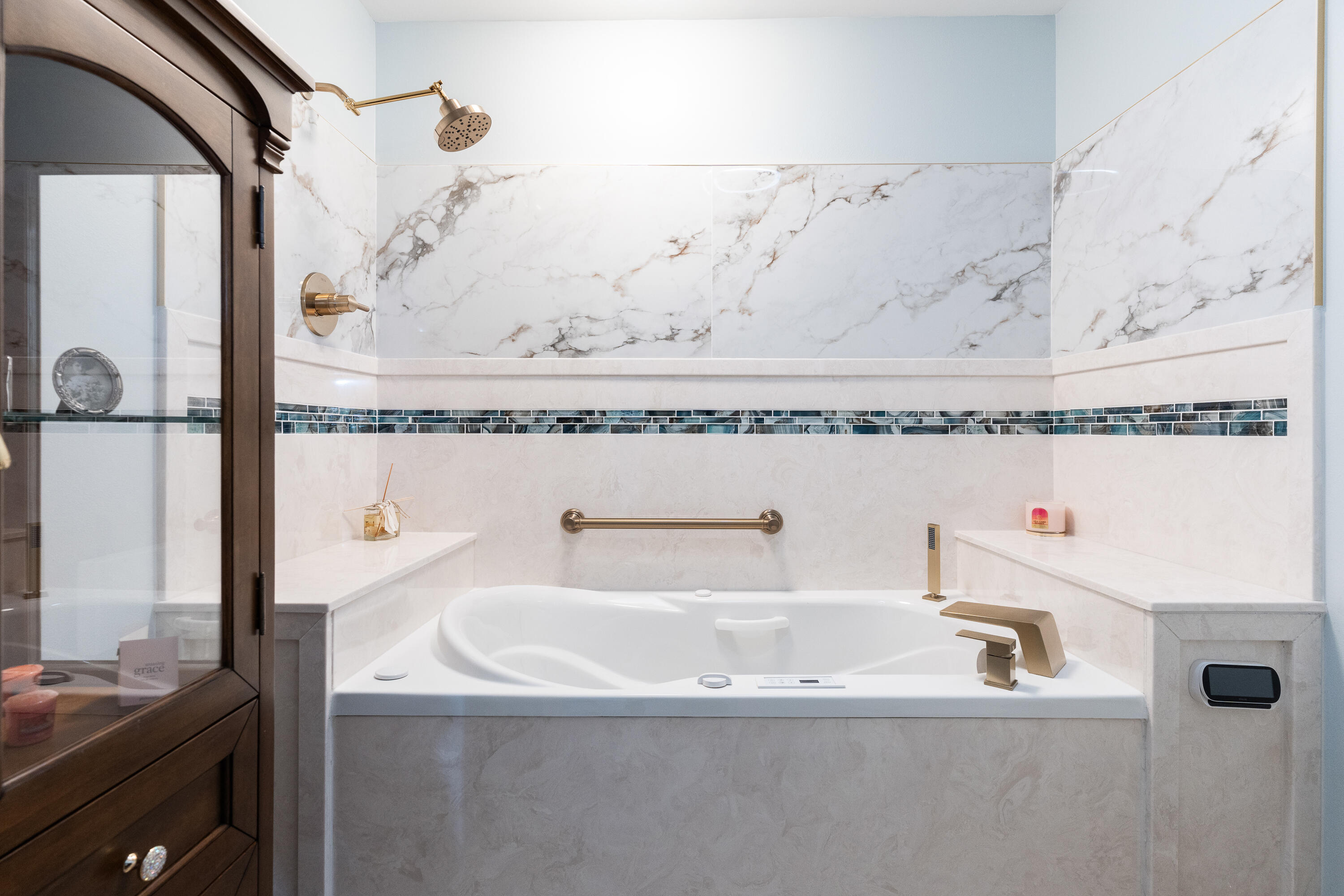 149 Raintree Boulevard Niceville, FL 32578 - Photo 32 of 72 a bathroom with a bathtub and a window