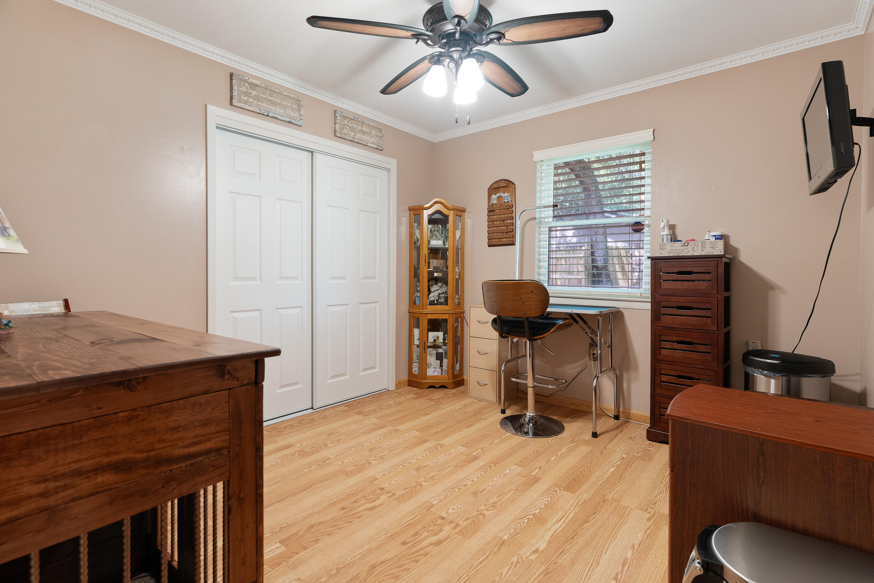 149 Raintree Boulevard Niceville, FL 32578 - Photo 35 of 72 a room with furniture and a window