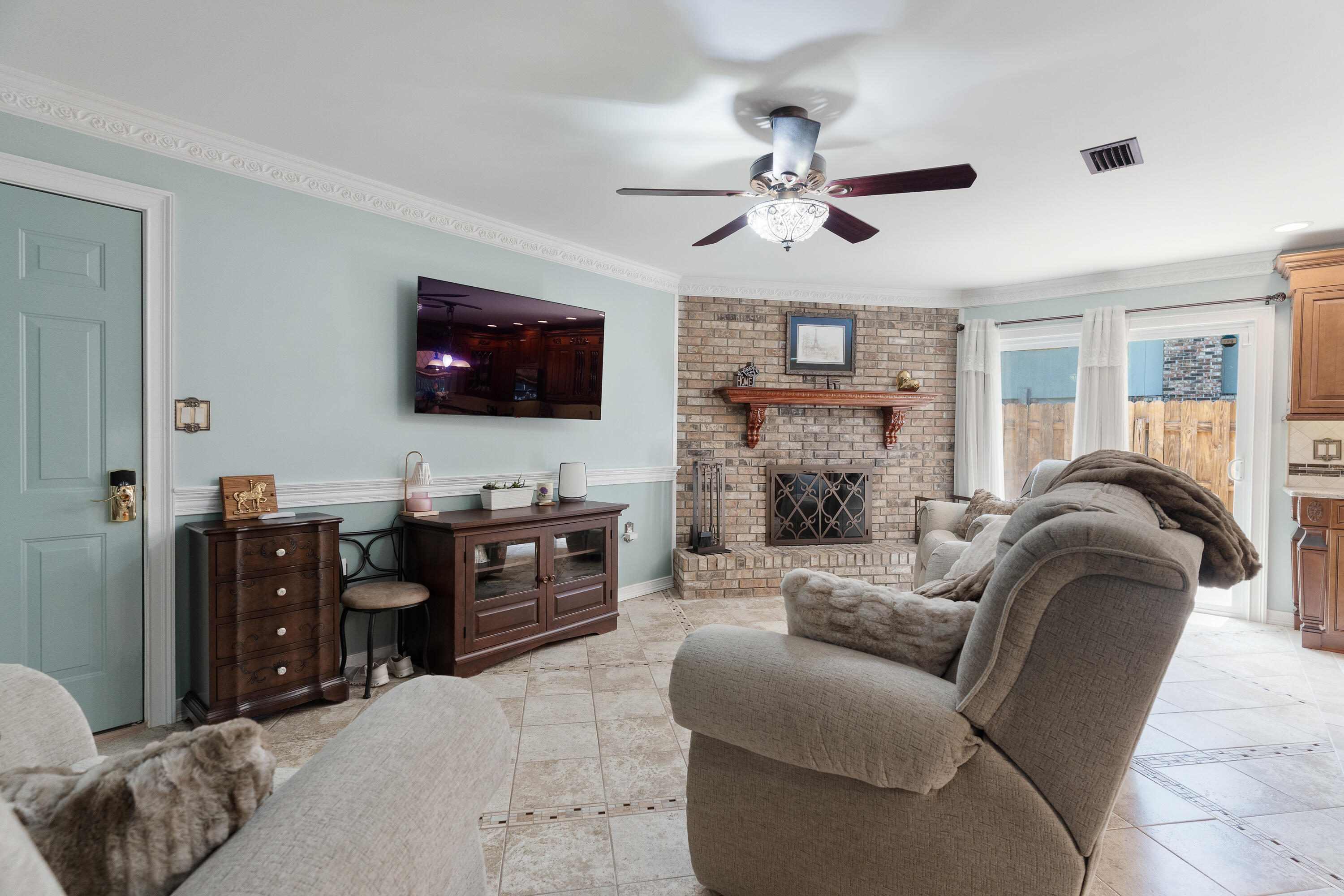 149 Raintree Boulevard Niceville, FL 32578 - Photo 8 of 72 a living room with furniture and a flat screen tv