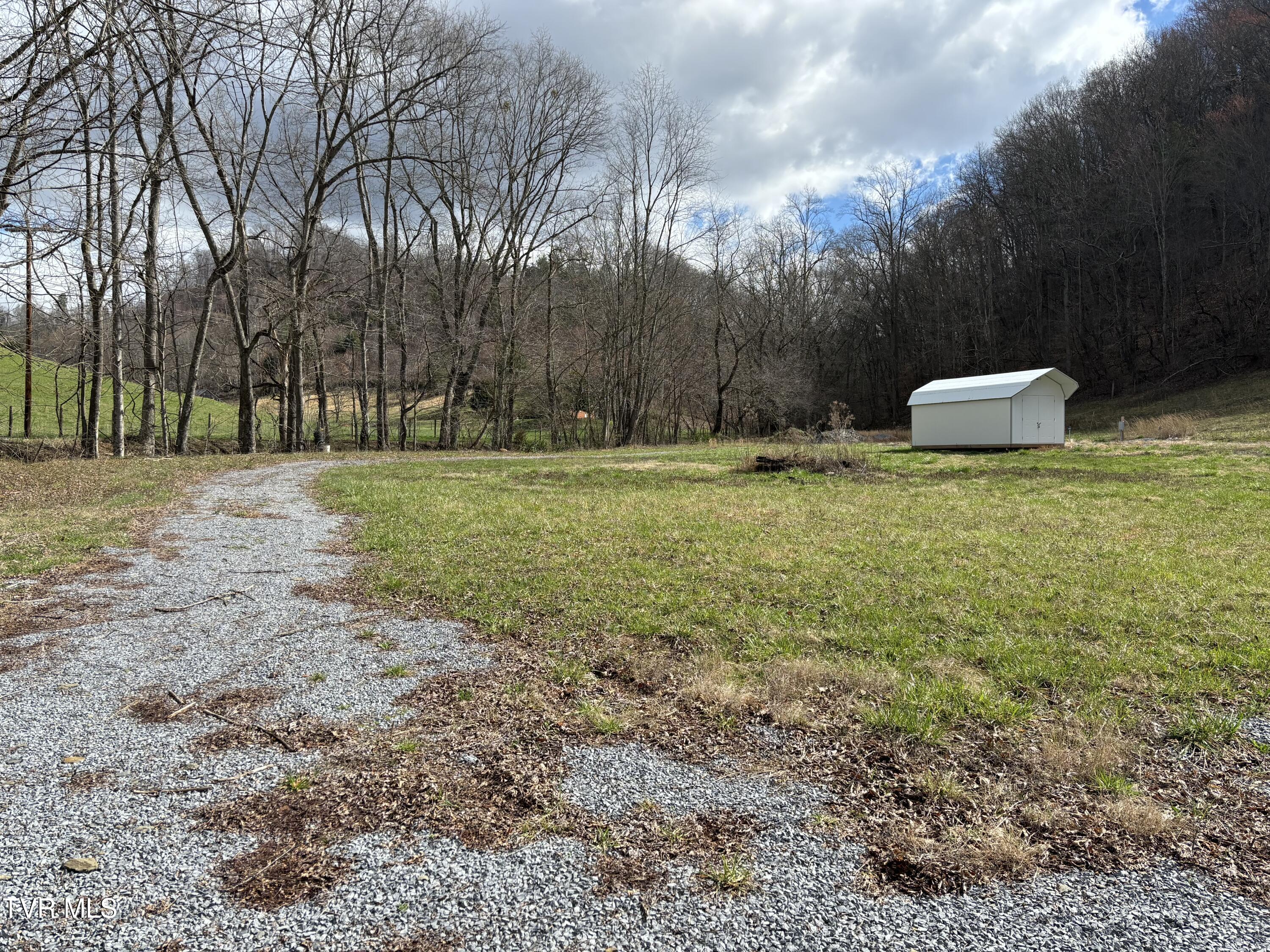 166 Holston Mountain Road Elizabethton, TN 37643 - Photo 3 of 25 IMG_0262