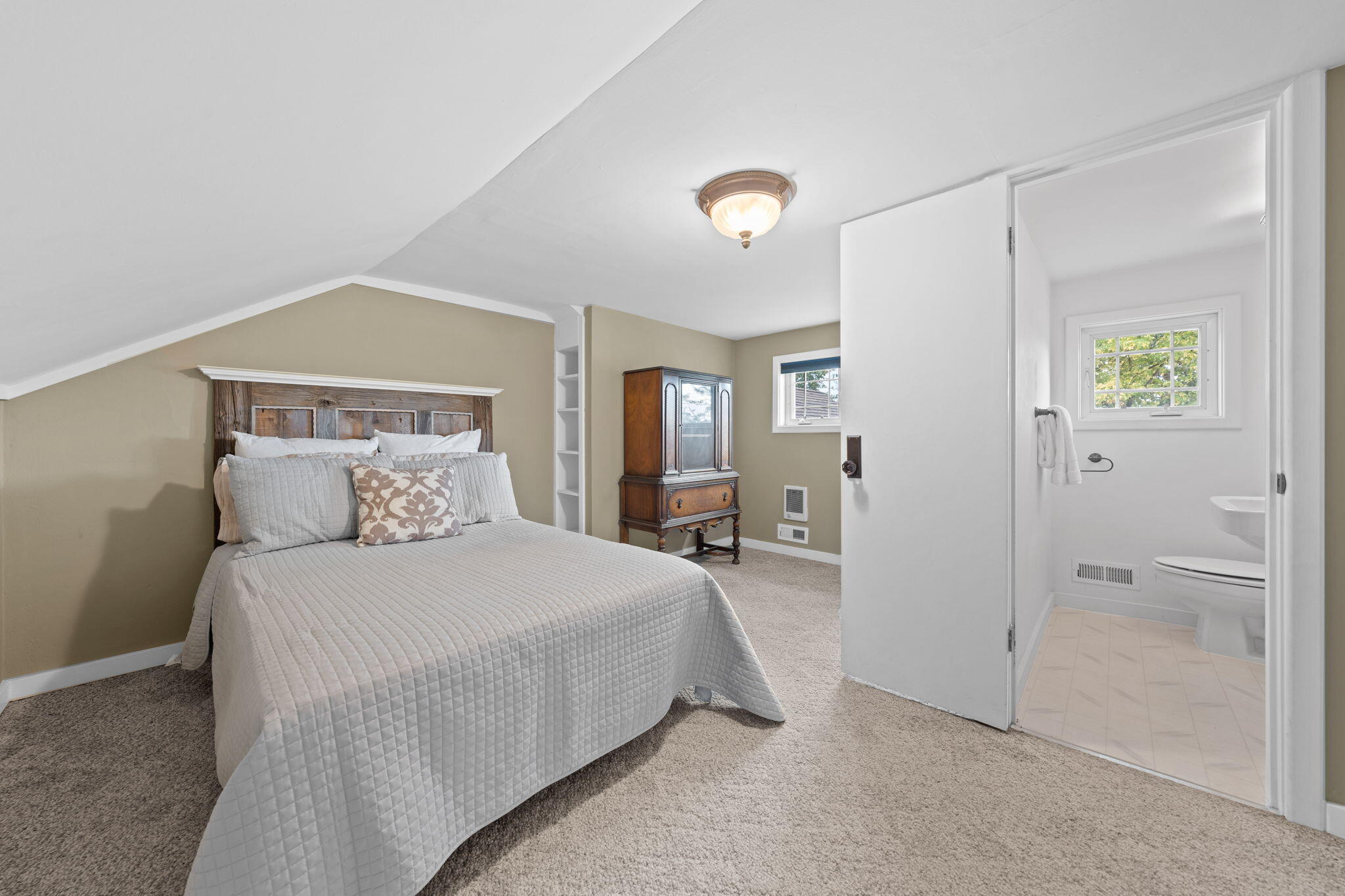 21925 Bear Creek Road Bend, OR 97702 - Photo 51 of 104 a bedroom with a bed and a table