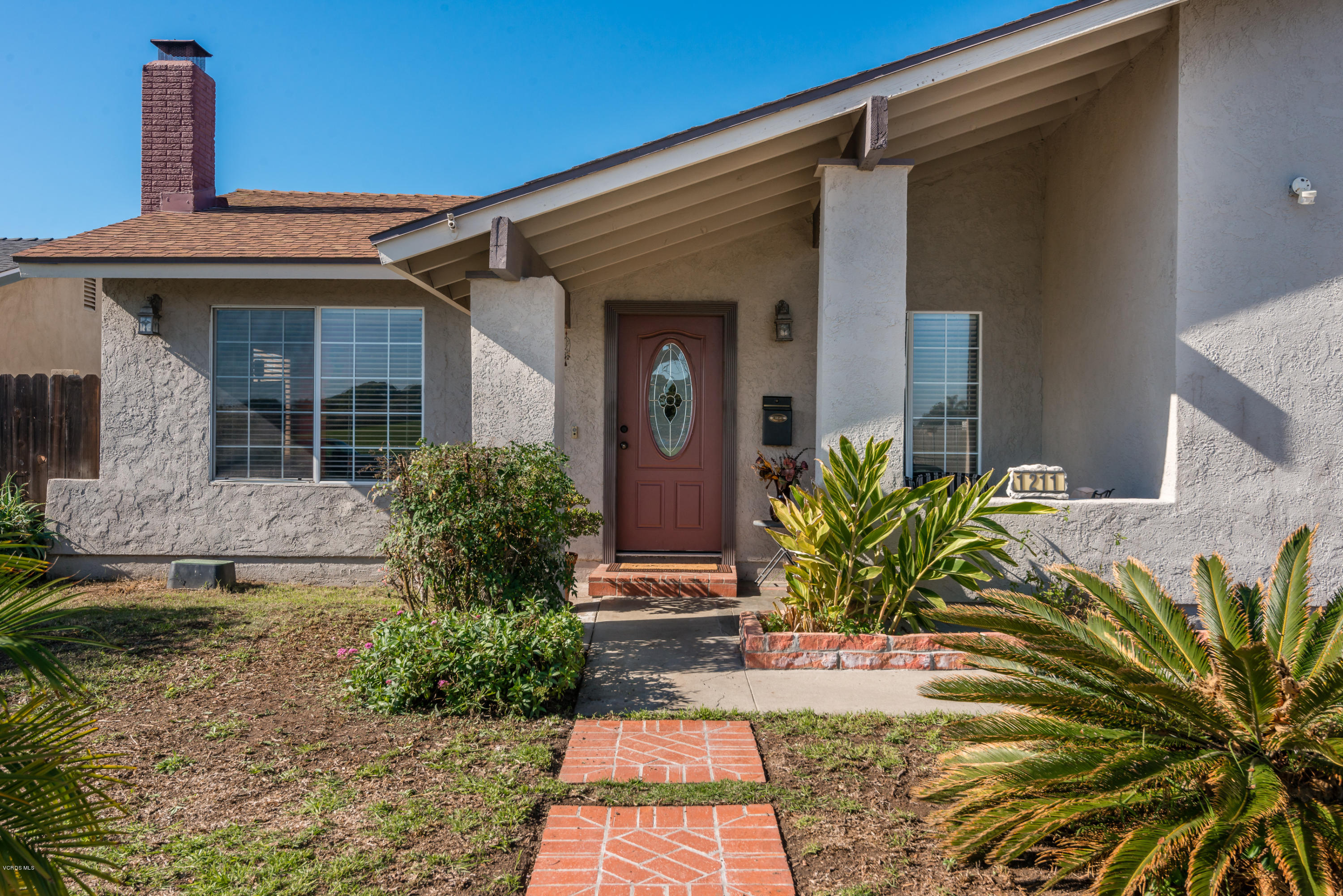 1211 Gallatin Place Oxnard, CA 93030 - Photo 3 of 18 003_Walkway