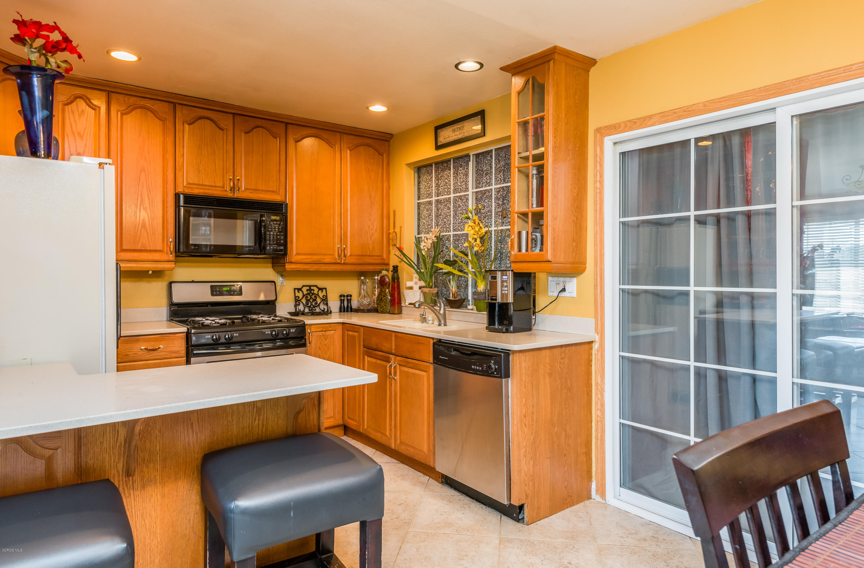 1211 Gallatin Place Oxnard, CA 93030 - Photo 8 of 18 008_Kitchen