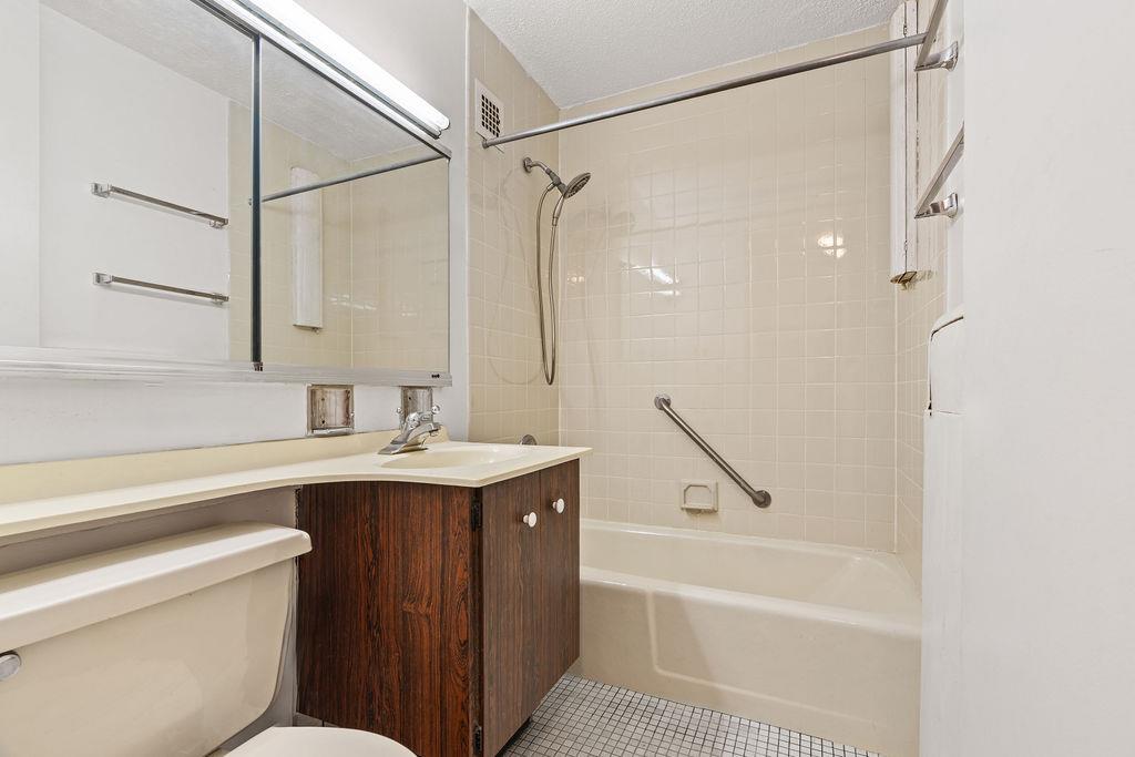 531 Main Street, Unit 504 Manhattan, NY 10044 - Photo 10 of 14 a bathroom with a sink a toilet and a bathtub