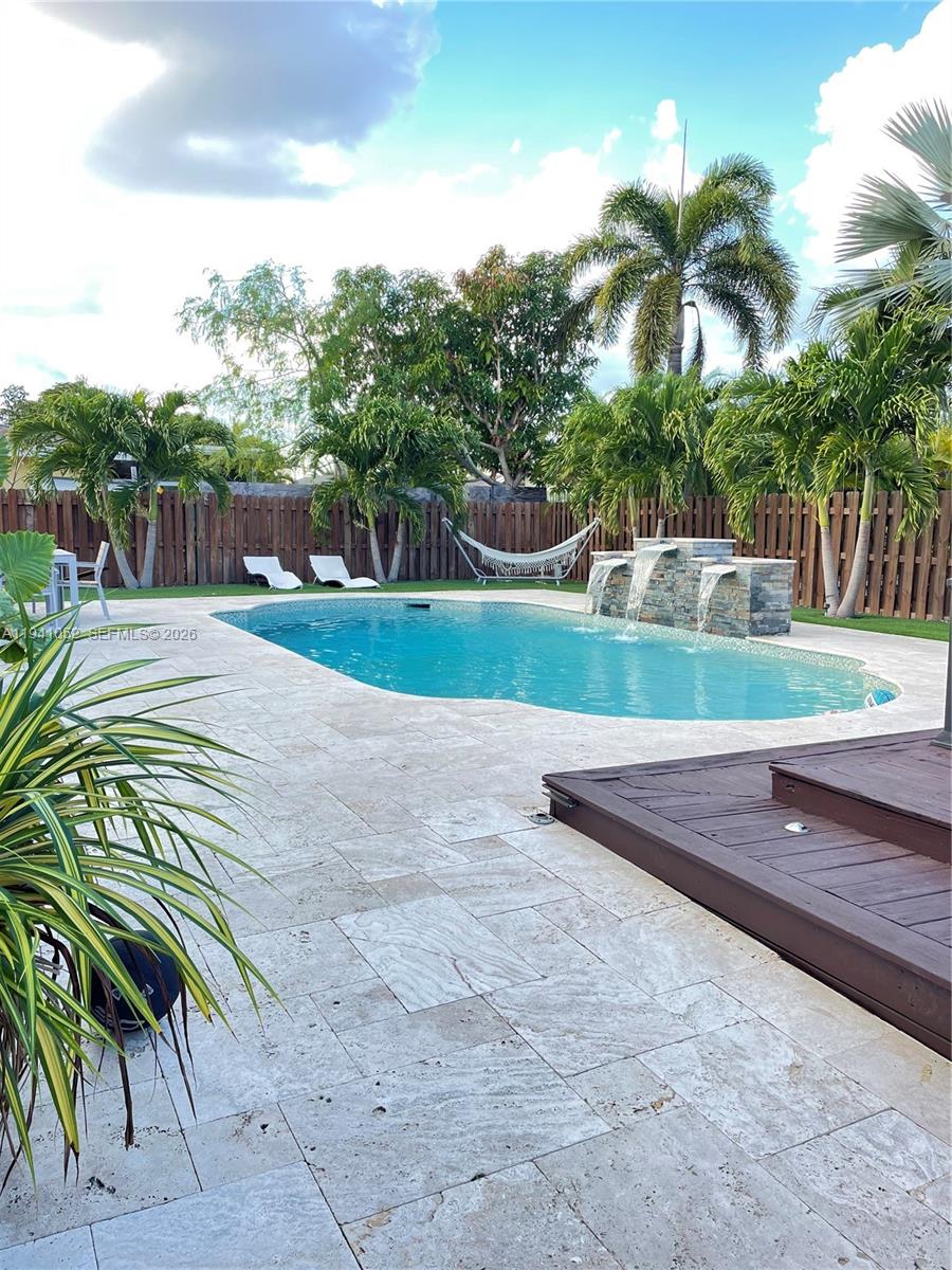 a view of a backyard