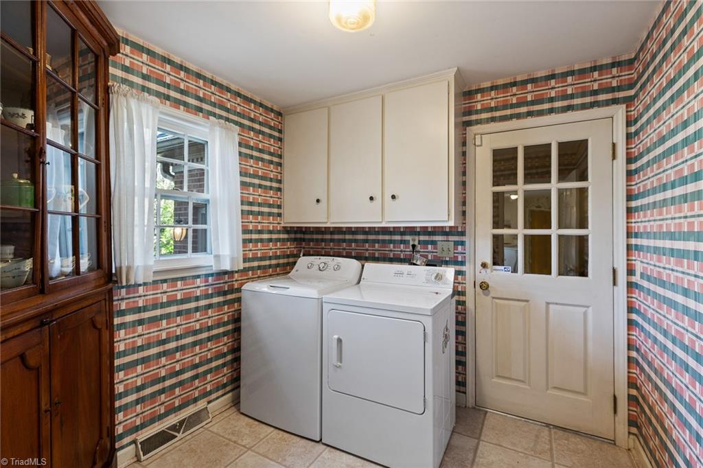 1502 Hobbs Road Greensboro, NC 27410 - Photo 10 of 34 Gallery Image 10