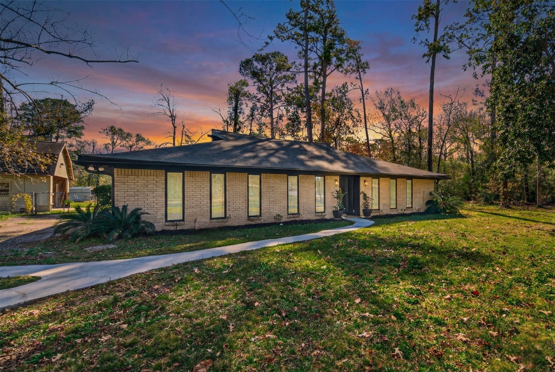 15335 Robin Trail Conroe, TX 77302 - Photo 2 of 38