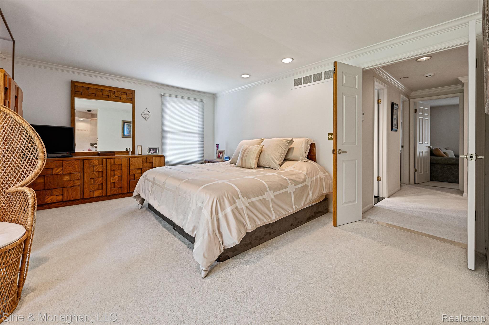 35104 Banbury Road Livonia, MI 48152 - Photo 28 of 62 Double door entry to primary suite