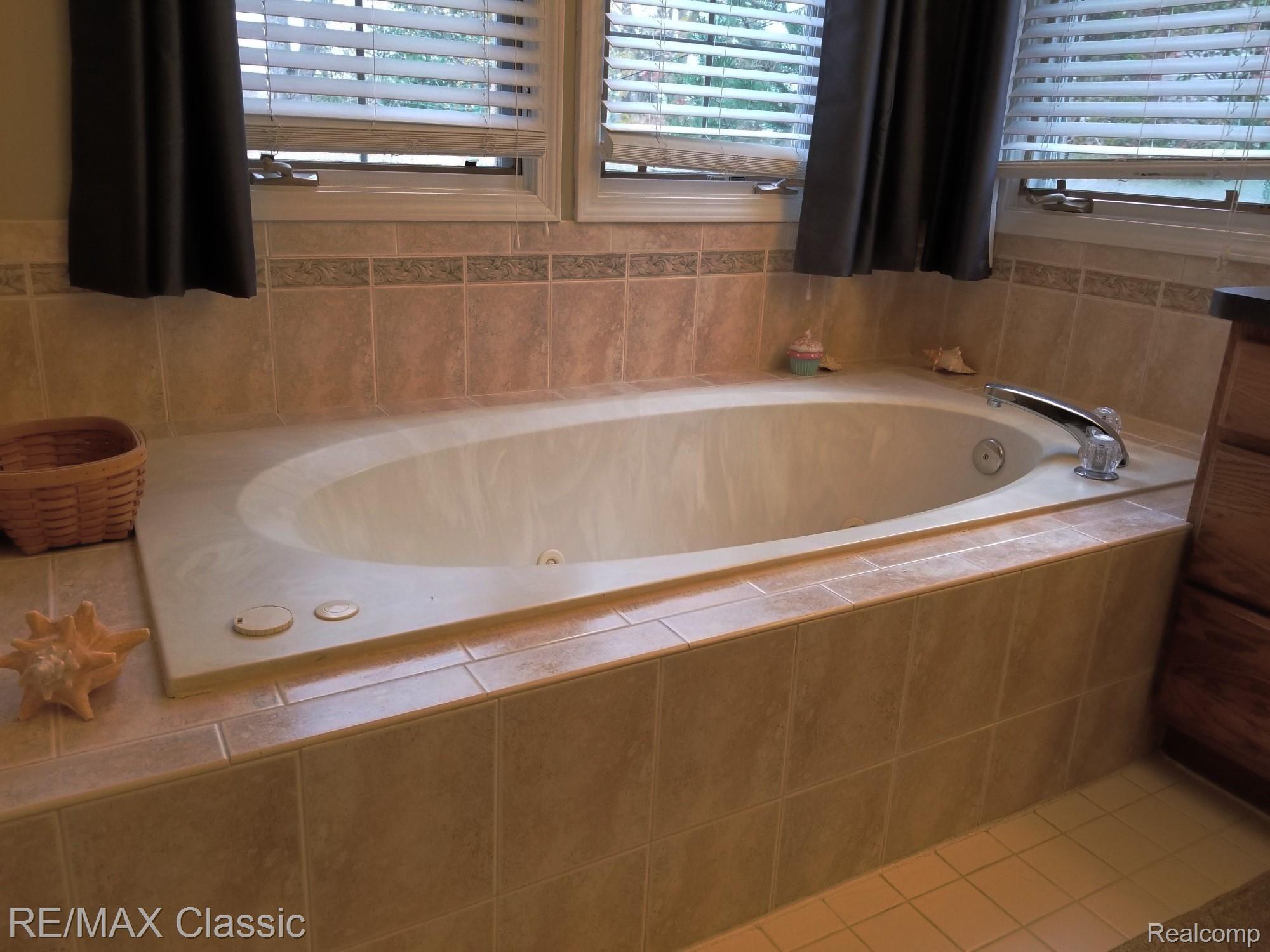 48255 Hanford Road Canton, MI 48187 - Photo 27 of 54 master jetted tub_InPixio.jpg