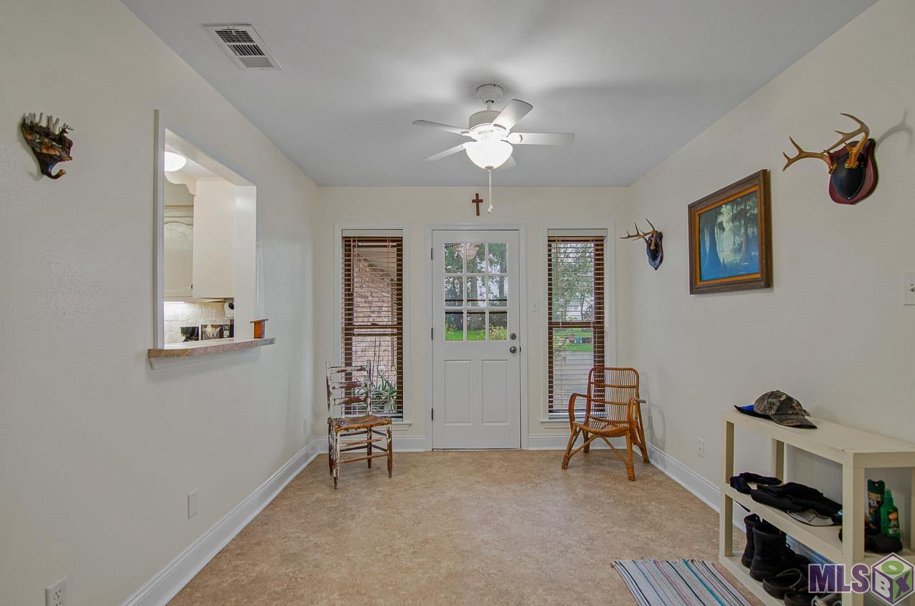 18057 Manchac Acres Road Prairieville, LA 70769 - Photo 3 of 19 Mudroom/entryway
