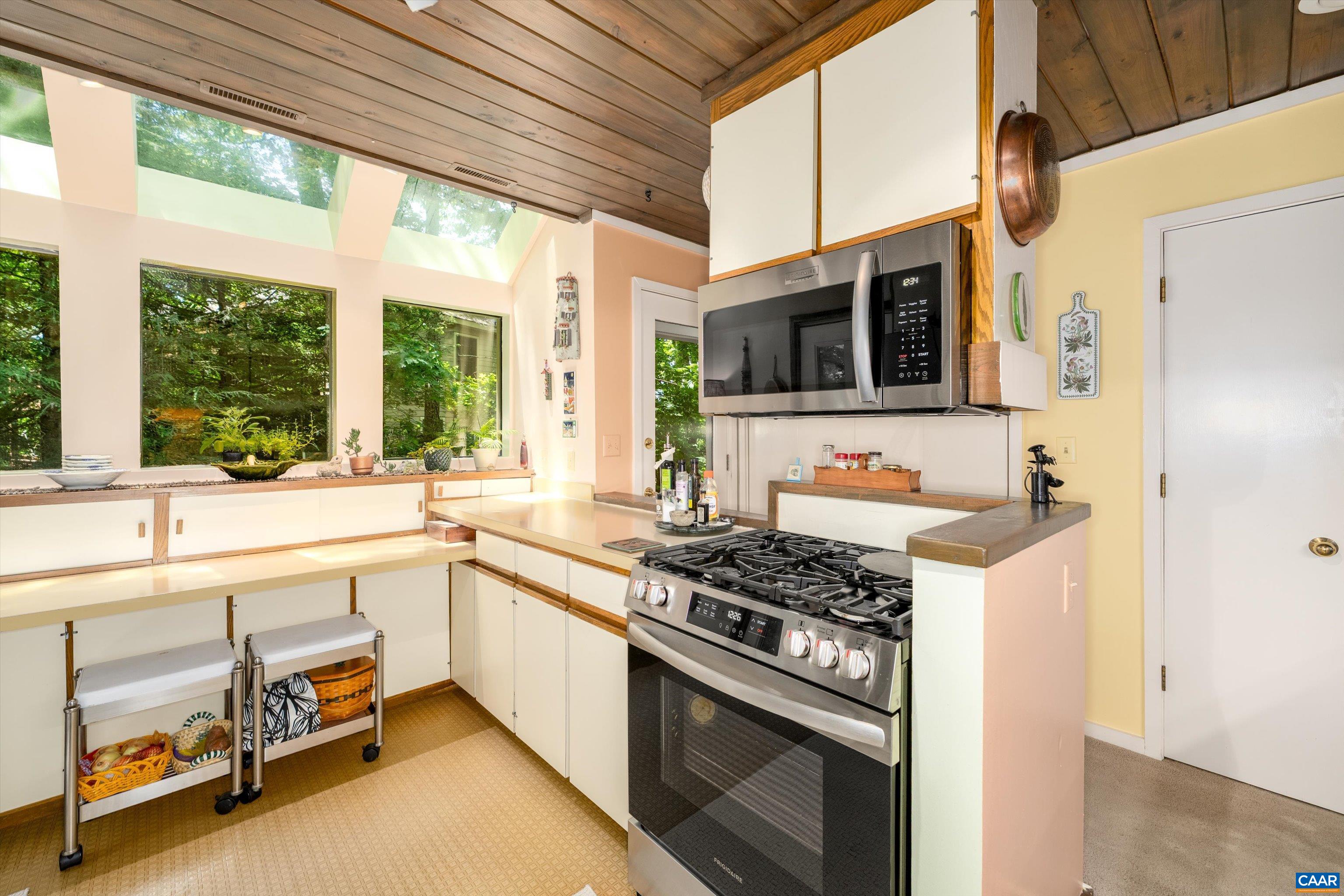 377 Devils Knob Loop Roseland, VA 22967 - Photo 29 of 75 Kitchen