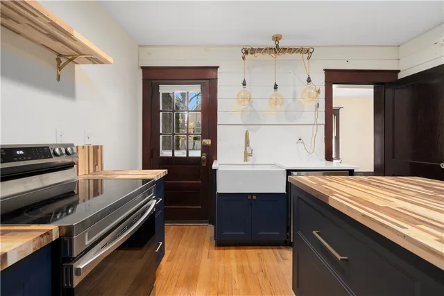 $3,000 | 31 Cranston Avenue, Unit 3, Newport, RI 02840