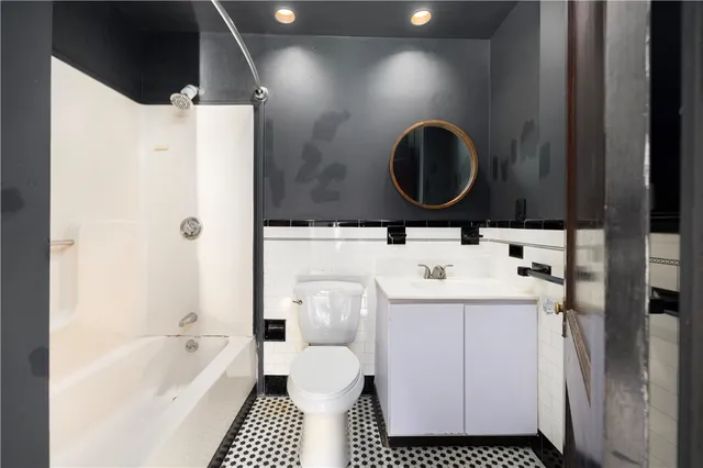 $3,000 | 31 Cranston Avenue, Unit 3, Newport, RI 02840