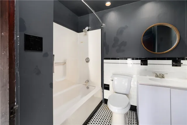 $3,000 | 31 Cranston Avenue, Unit 3, Newport, RI 02840