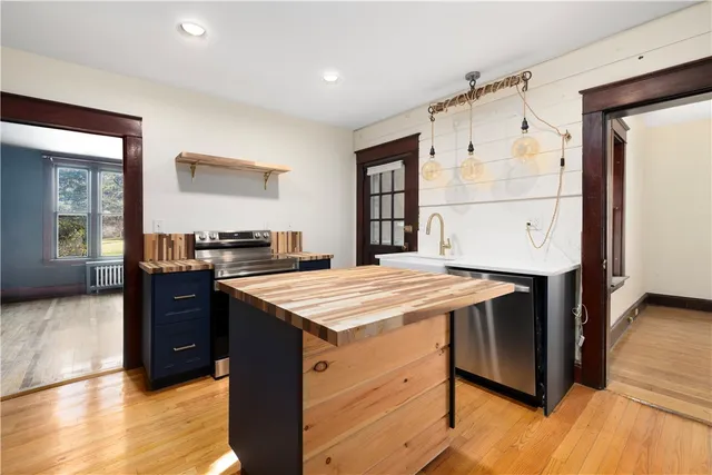 $3,000 | 31 Cranston Avenue, Unit 3, Newport, RI 02840