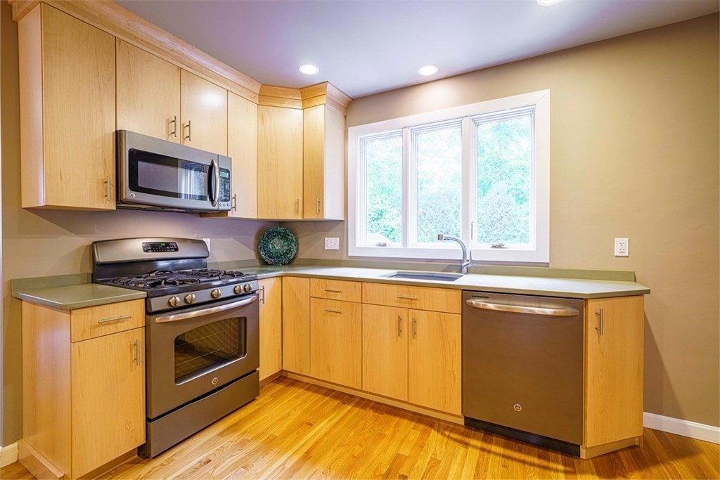 111 Woodcliff Road Brookline, MA 02467 - Photo 9 of 24