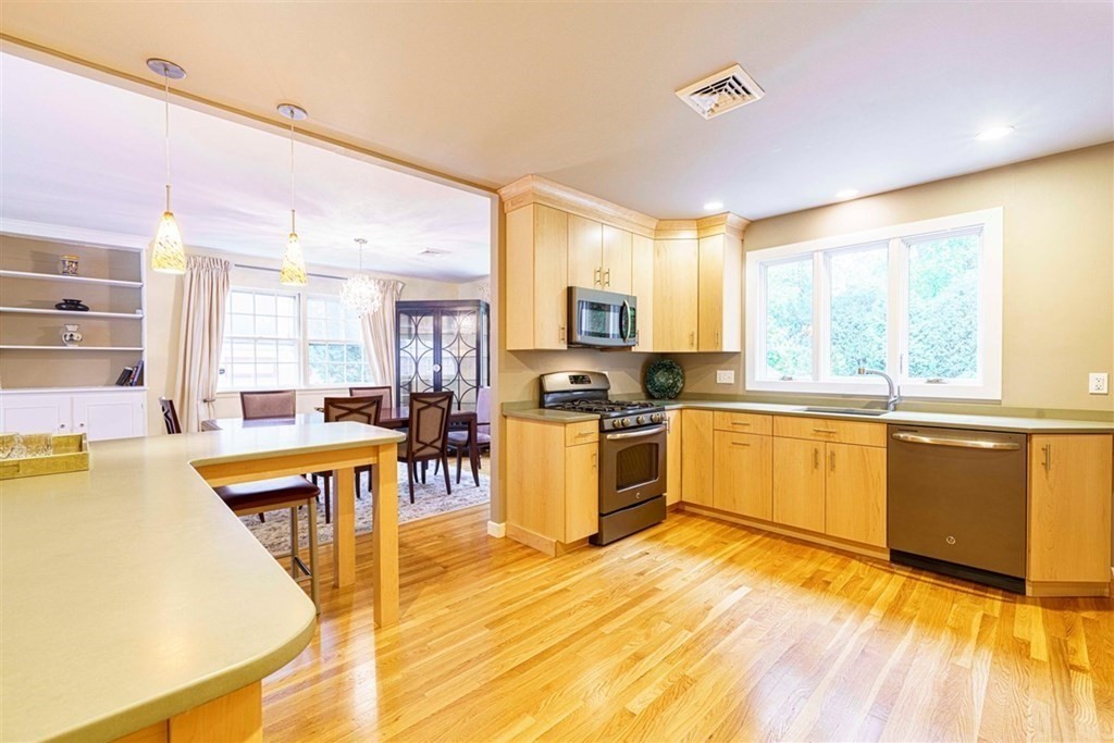 111 Woodcliff Road Brookline, MA 02467 - Photo 10 of 24