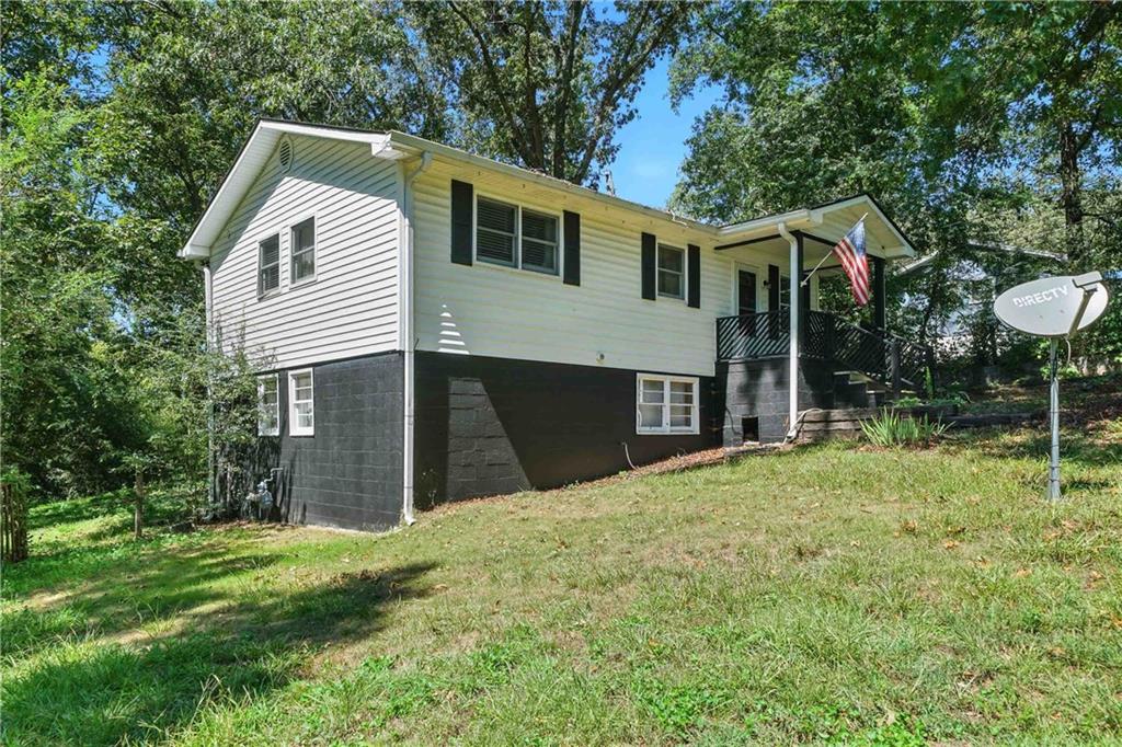 550 Donahoo Road Southeast Silver Creek, GA 30173 - Photo 3 of 29 a front view of house with a garden