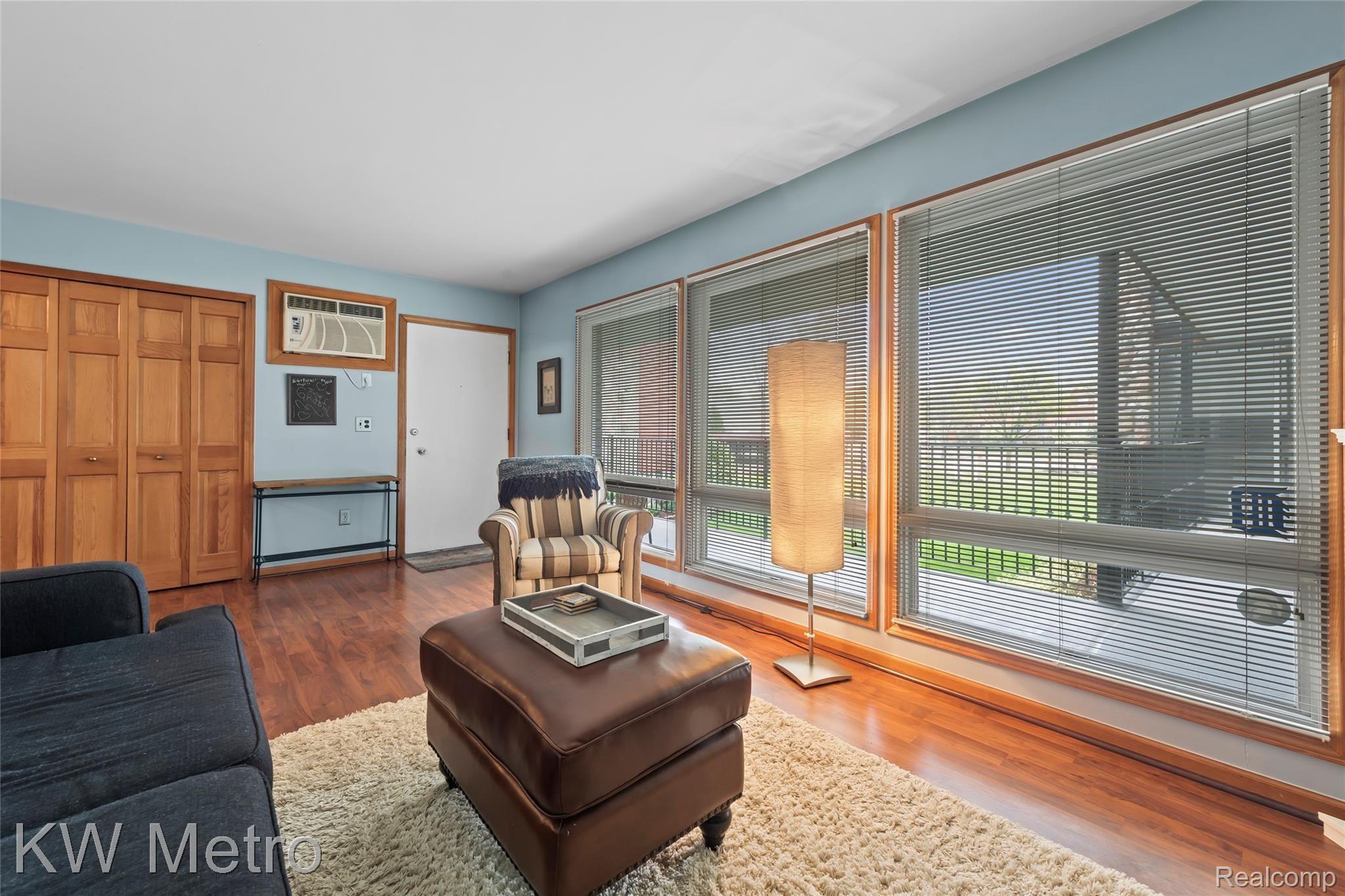 4345 Crooks Road, Unit 23 Royal Oak, MI 48073 - Photo 3 of 20 Living Room